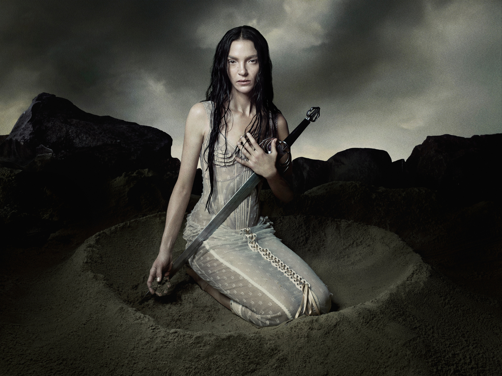 Dilara Findikoglu – AW23 No Man’s Territory Campaign